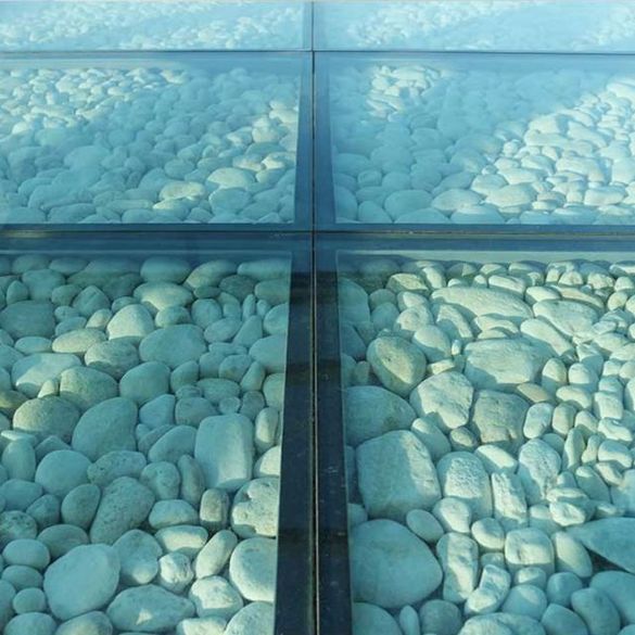 Glasboden mit weissen Steinen darunter