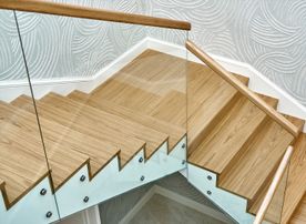 Holztreppe mit Glasgeländer