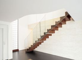 Treppe mit Glasgeländer von unten