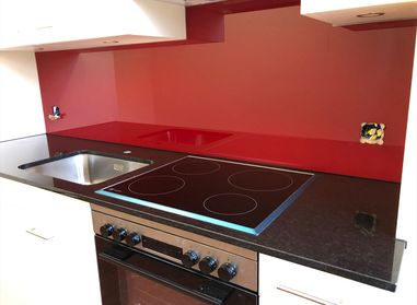 Küchenrückwand aus rotem Glas von der Glas MAG AG