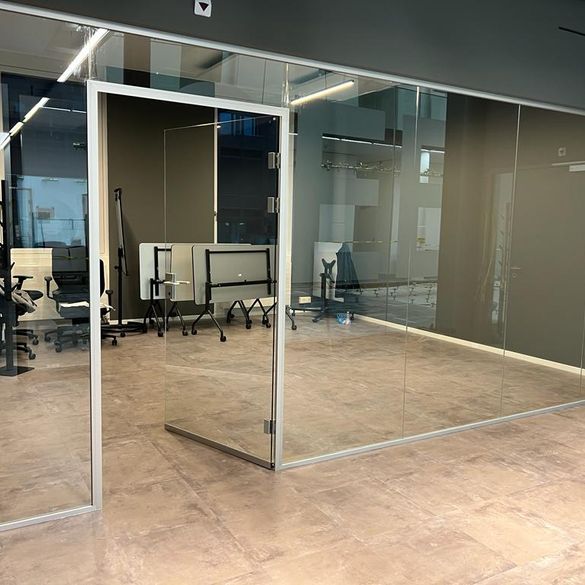 Glaswand mit Glastür eines Meetingraums